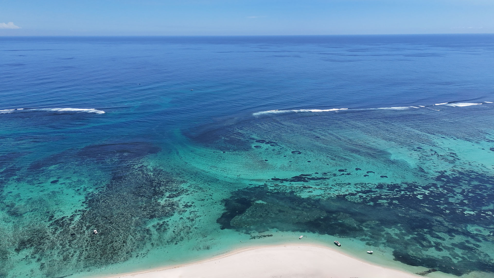 Vue sur Grand Baie avec villas de prestige en bord de lagon à l’île Maurice