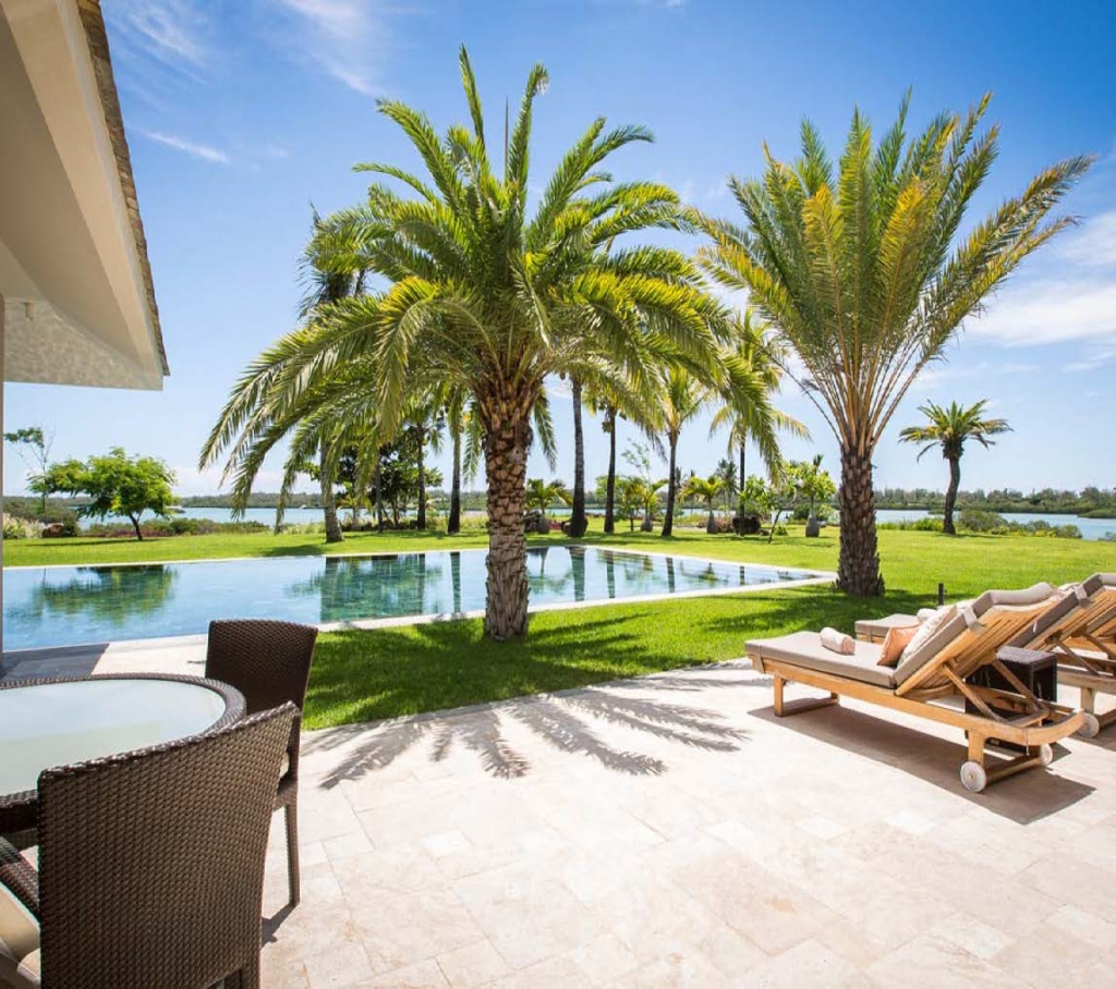 Intérieur de villa éco-responsable à Maurice avec vue sur jardin luxuriant