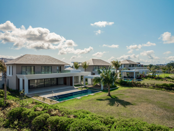 Jardin tropical et piscine privée avec vue sur le golf à Mont Choisy