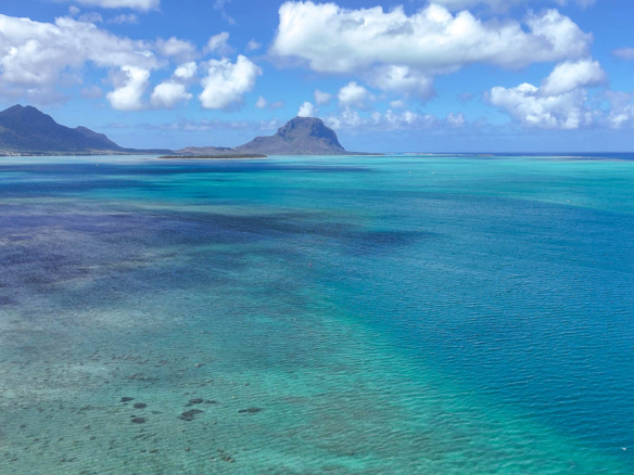 Vue panoramique sur Le Morne depuis une résidence pieds dans l’eau à l’île Maurice, sélection Ohana Heritage Group