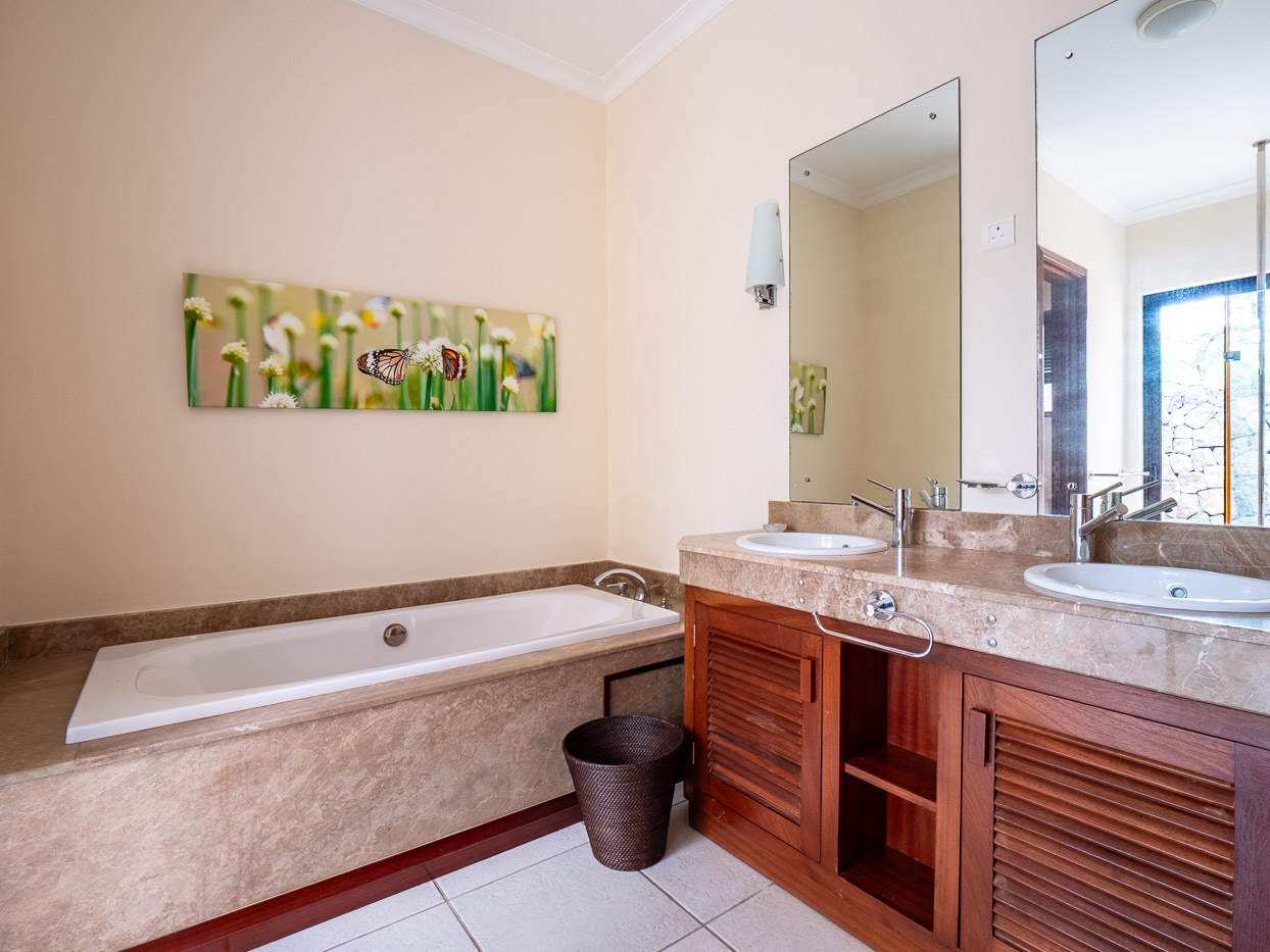 Suite parentale avec décoration tropicale dans une résidence de luxe à Tamarina, Ohana Heritage Group